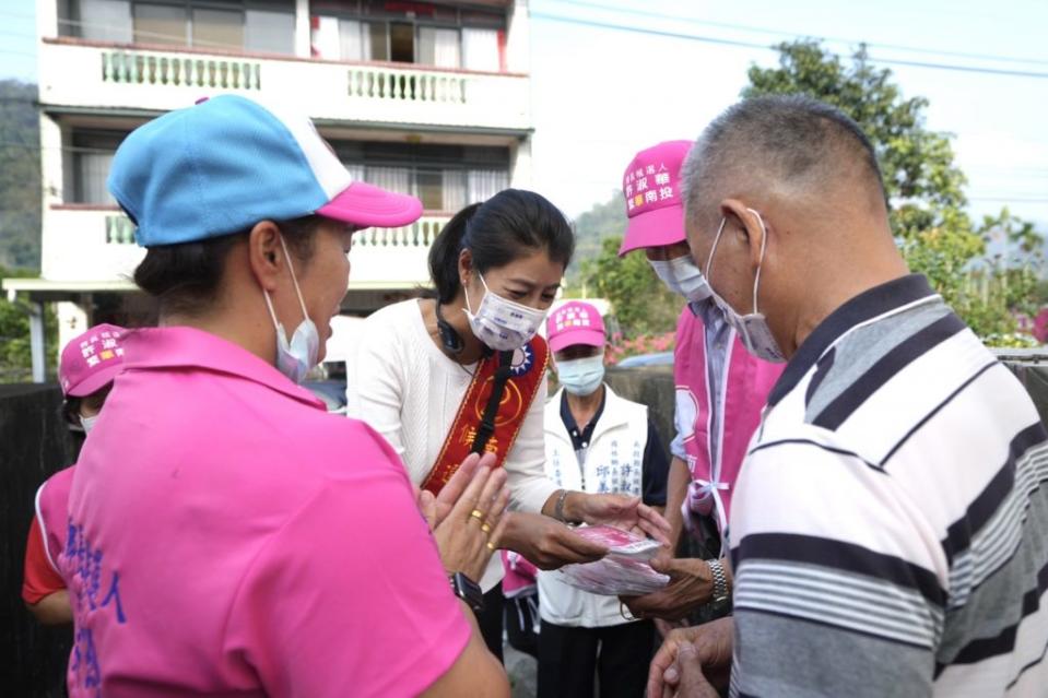 南投縣長候選人許淑華前往國姓鄉進行拜票，車隊掃街，沿途鄉親熱情比2、高喊凍蒜支持。（記者徐義雄攝）