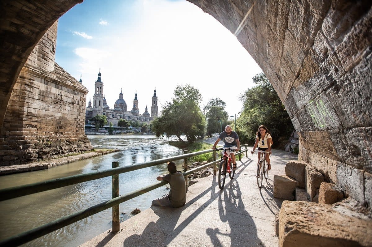 Take a stroll along the Ebro River (Zaragoza Tourism)