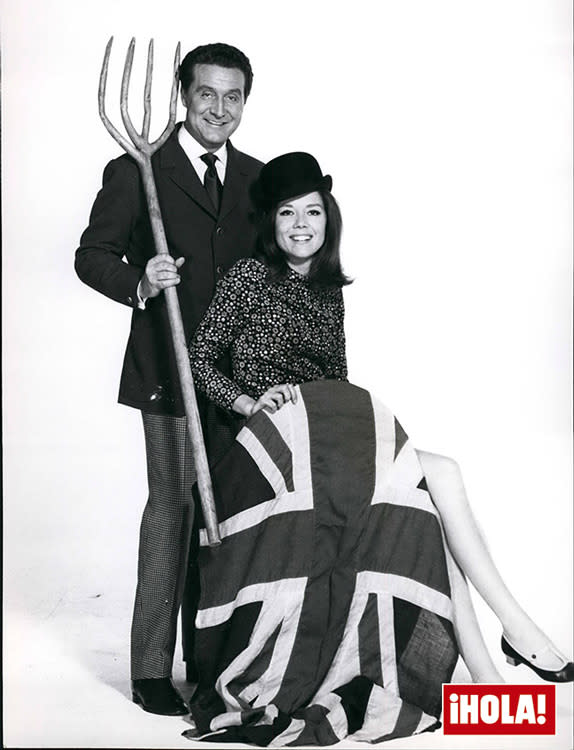 Diana Rigg y Patrick Macnee en una fotografía promocional de Los Vengadores