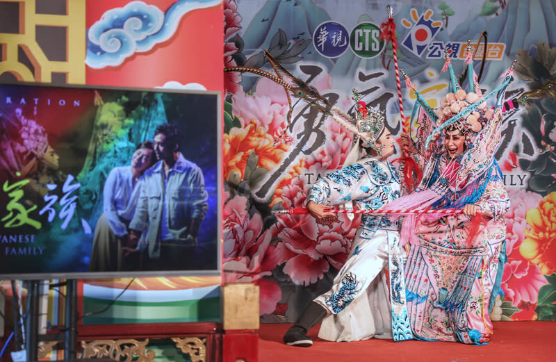 新劇「勇氣家族」首播記者會（2） 台灣首部歌仔戲職人劇「勇氣家族」首播記者會19日 在台北舉行，主要演員陳亞蘭（右）、莊凱勛（左） 盛裝亮相，登台互動。 中央社記者王飛華攝　113年4月19日 