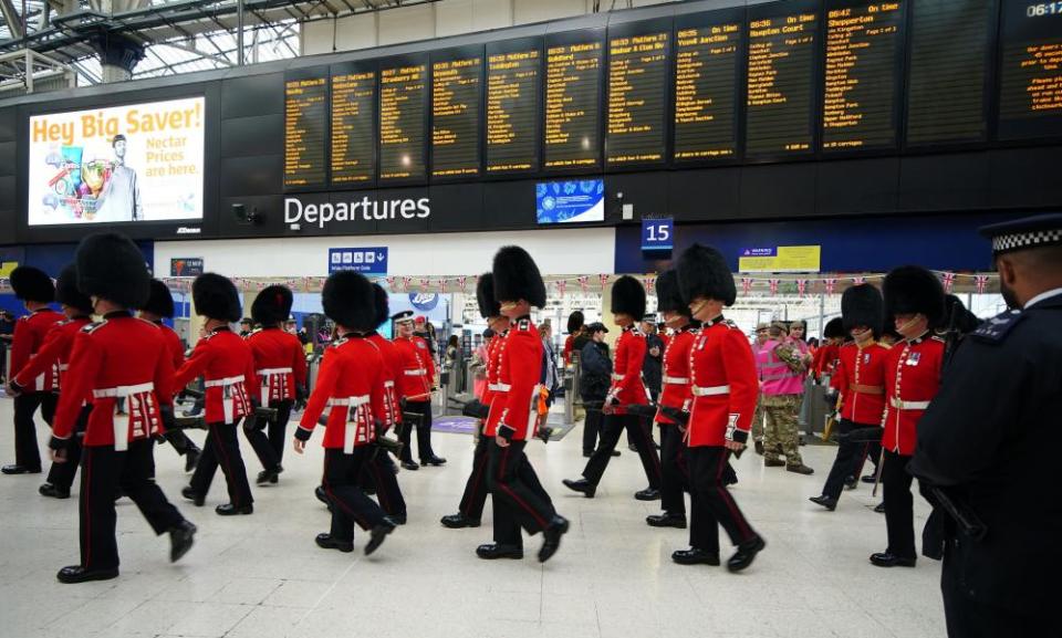Los miembros de las fuerzas armadas que participan en las procesiones de coronación llegan a la estación de Waterloo en Londres.