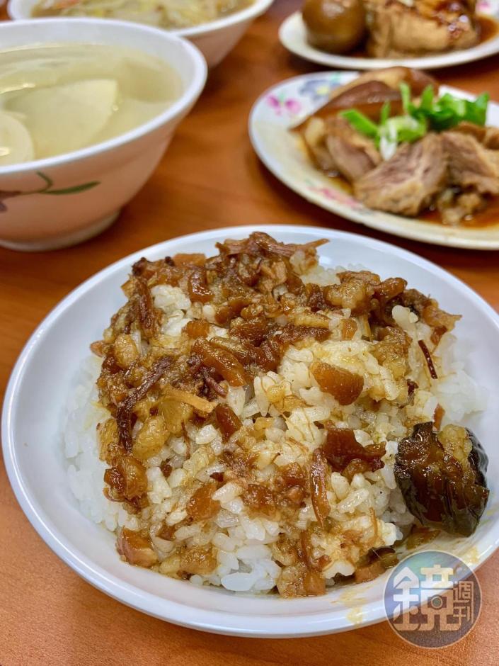 「滷肉飯」的肉塊肥油居多，吃起來黏嘴卻不會膩，有南部的甜味。（30元／小碗）