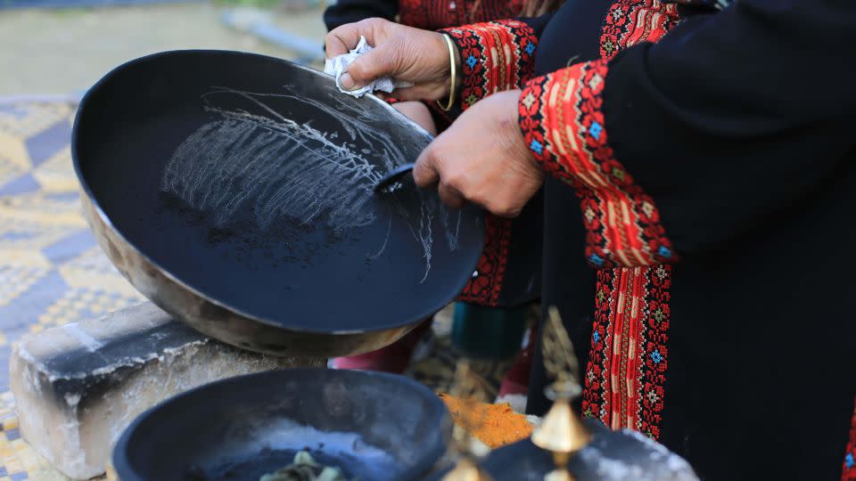 Hadeya Qudaih makes and sells traditional kohl eyeliner for medical and cosmetic purposes (photograph taken in February 2020). - Hassan Jedi/Quds Net News/ZUMA Press/Alamy Stock Photo