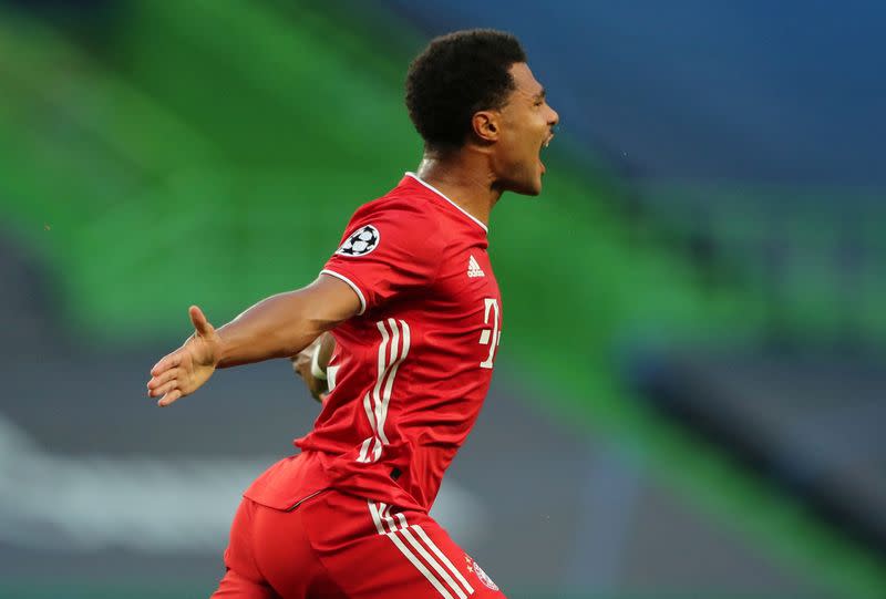 Serge Gnabry del Bayern Munich,¿ celebra el primer gol, mientras el juego se reanuda a puerta cerrada tras el brote de la enfermedad coronavirus (COVID-19)