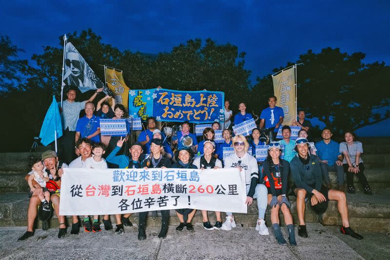 《上船了各位！》全體挑戰划獨木舟來到終點石垣島。（圖／三立提供）