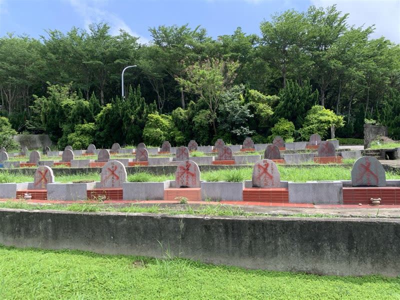 24座墓碑遭人惡意噴漆，竹市殯葬管理所人員發現後，立即以松香水清除。（圖／民眾提供）