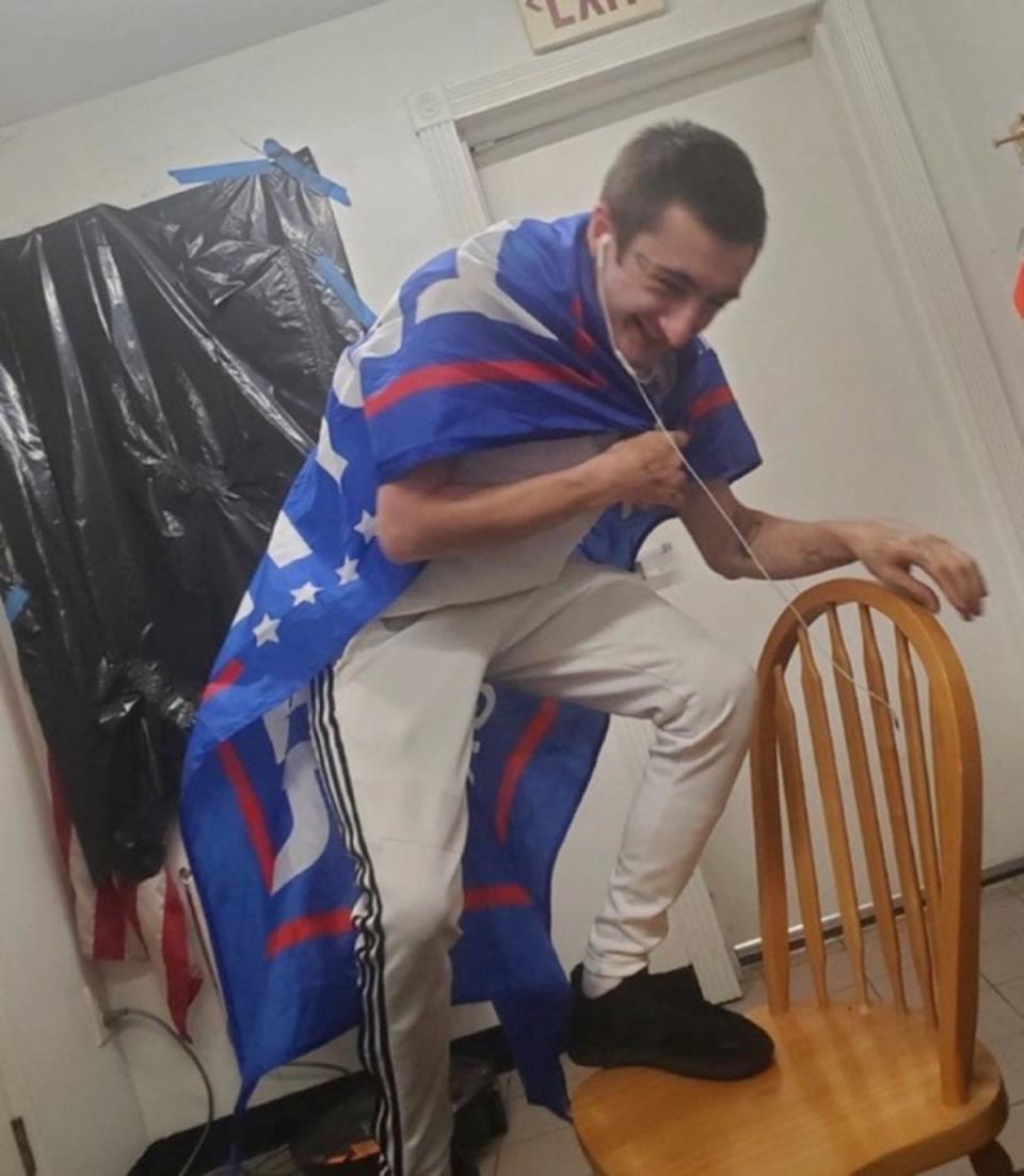 Robert Crimo viste una bandera de Trump 2020 (Twitter)