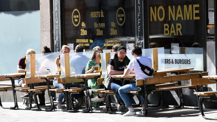 Trennwände wurden zwischen den Tischen eines Restaurants zum Schutz der Kunden angebracht. Foto: dpa