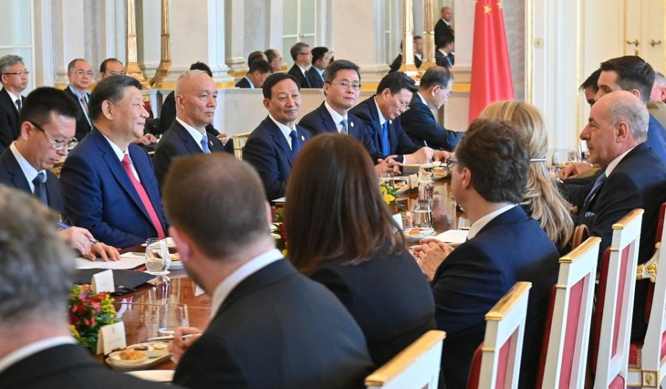 中國國家主席習近平訪問匈牙利，與匈牙利總統蘇尤克（Tamas Sulyok）會談。美聯社