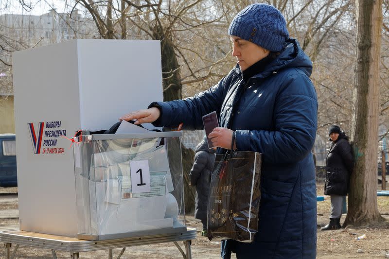 Early voting in Russia’s presidential election in Donetsk