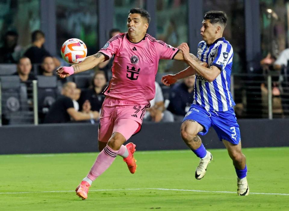 El jugador del Inter Miami Luis Suárez (izq.) lucha por la pelota con Gerardo Arteaga, de Monterrey, en el partido de ida de los cuartos de final de la Liga de Campeones de la Concacaf, celebrado el 3 de abril de 2024 en Fort Lauderdale, Florida.