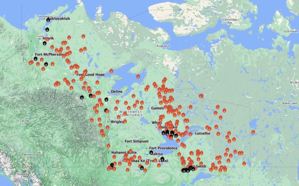 加拿大西北領地2023年8月15日的野火分布情況，紅火代表仍在延燒，黑火代表已受控或撲滅。截自gov.nt.ca