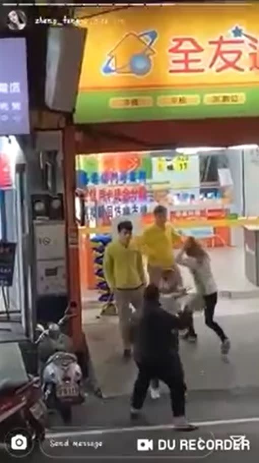 男子持安全帽痛毆2女店員。（圖／翻攝自爆料公社）
