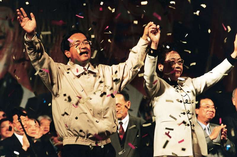 千禧年，台灣人民選出第一位非國民黨籍總統陳水扁（左）和副總統呂秀蓮（右）。（彭耀倫攝）