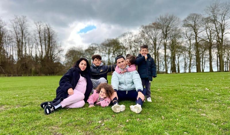 Cristiano Ronaldo y Georgina Rodríguez con sus niños