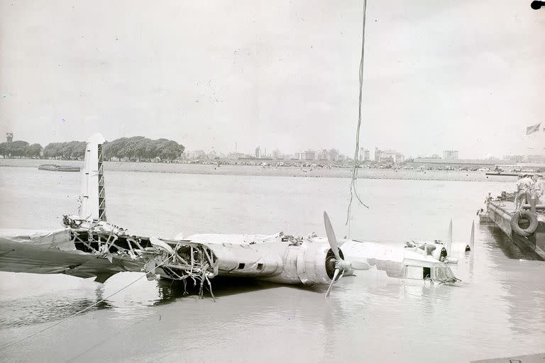 Los cables de acero se cortan y el avión vuelve a hundirse en la dársena F del Puerto Nuevo el 31 de diciembre de 1957