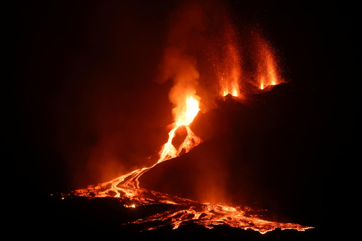 Aspecto del la erupción en la Palma cerca de Todoque | imagen REUTERS/Nacho Doce 