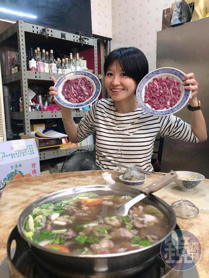 在老阿裕，客人喜歡拍下翻轉肉盤的照片，證明溫體牛肉質的新鮮度。