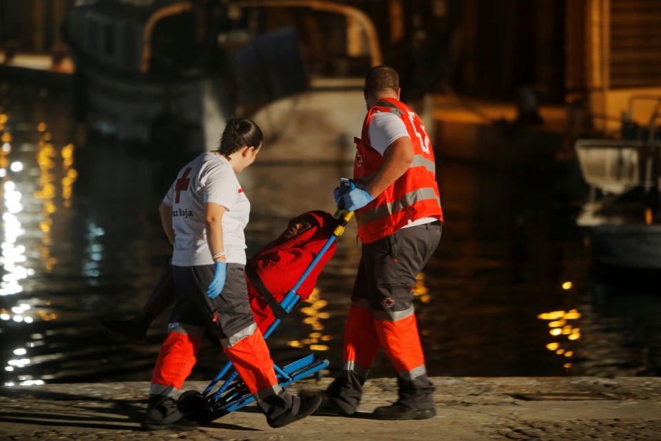 <p>Das spanische Rote Kreuz hilft einem Migranten, der mit einem Rettungsboot an der Küste Málagas in Südspanien angekommen ist. (Bild: REUTERS/Jon Nazca) </p>