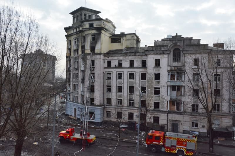 Rescuers extinguish a fire in a residential building after a rocket attack in Kiev. Aleksandr Gusev/SOPA Images via ZUMA Press Wire/dpa