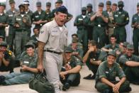 Zur moralischen Unterstützung der GIs wird DJ Adrian Cronauer (Robin Williams) 1965 zum Soldatensender nach Saigon versetzt. Die Truppe liebt seine frechen Sprüchen, seine Vorgesetzten hassen ihn dafür: Barry Levinson erzählt in "Good Morning, Vietnam" (1987) von der Sinnlosigkeit des Krieges ganz ohne brutale Gefechtsszenen und zeigt die Vietnamesen als das, was sie sind: Menschen. (Bild: Disney)