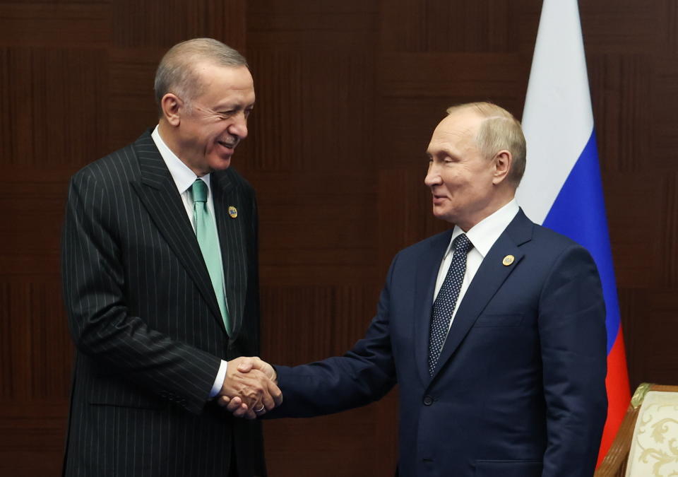 Der türkische Präsident Recep Tayyip Erdogan ist zu einem Vermittler im Ukraine-Krieg geworden. Regelmäßig trifft er Russlands Präsidenten Wladimir Putin.  - Copyright: Vyacheslav Prokofyev/TASS