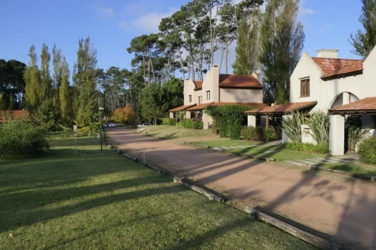 Una de las calles internas de Parque Pinares, en Punta del Este.