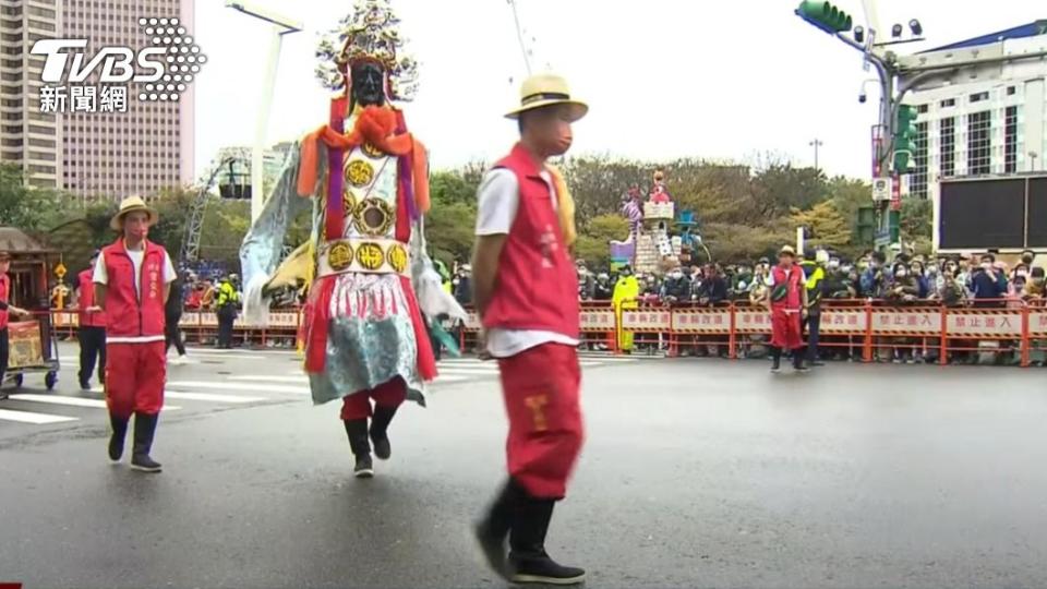 特別邀請百年的文資團體百年文資團隊「台北稻江靈安社」開路，由北管為臺灣歷史最悠久的謝、范二將軍開道、氣勢磅薄。（圖／TVBS）