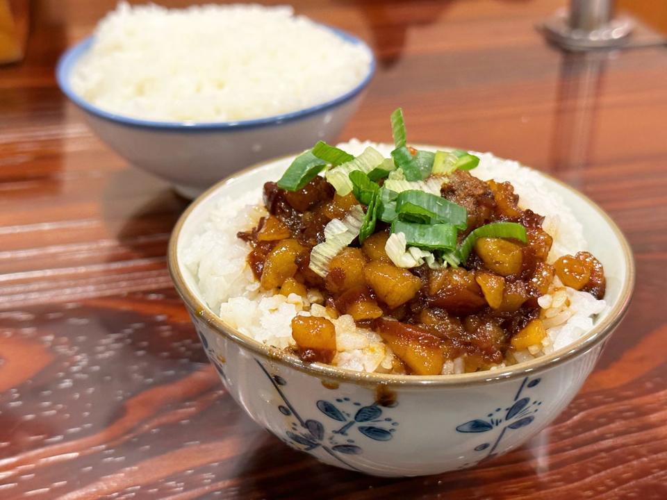 「雲鼎阿二麻辣食堂」的「麻辣滷肉拌飯」相當出色，滷肉辣香微麻，十分下飯。（47元／小碗）