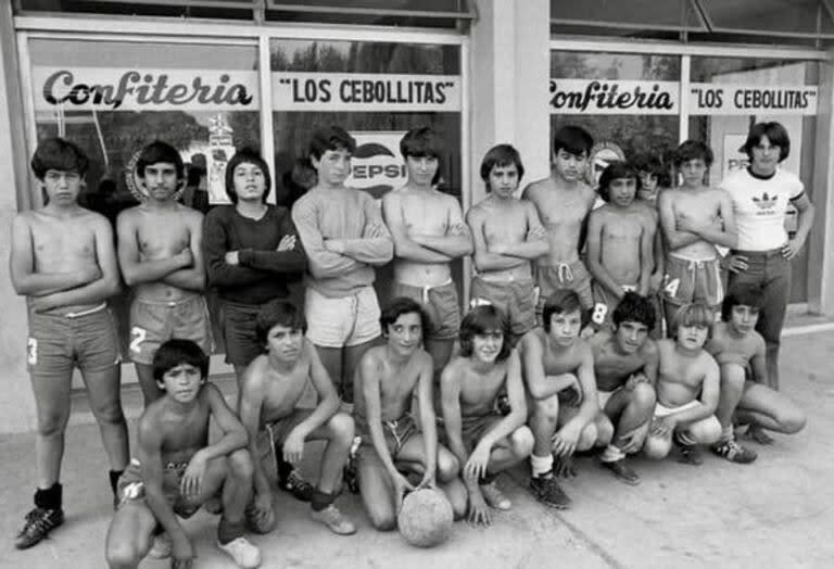 Diego Maradona junto a sus compañeros de Cebollitas (Foto: X @WalterRotundo)