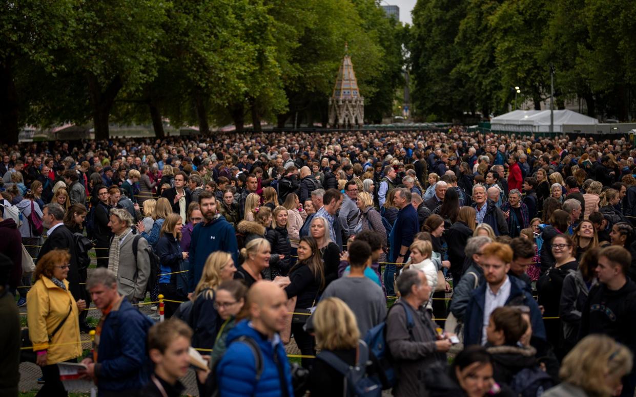 How long is the queue to see the Queen lying in state? Live queue tracker and where it starts - Emilio Morenatti/AP