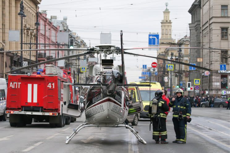 Rettungskräfte beim Eingang zur U-Bahnstation Tekhnologichesky Institut (Bild: dpa)