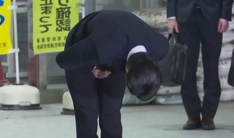 伊藤健太郎步出警局隨即向在場媒體鞠躬道歉。 圖／截自網路