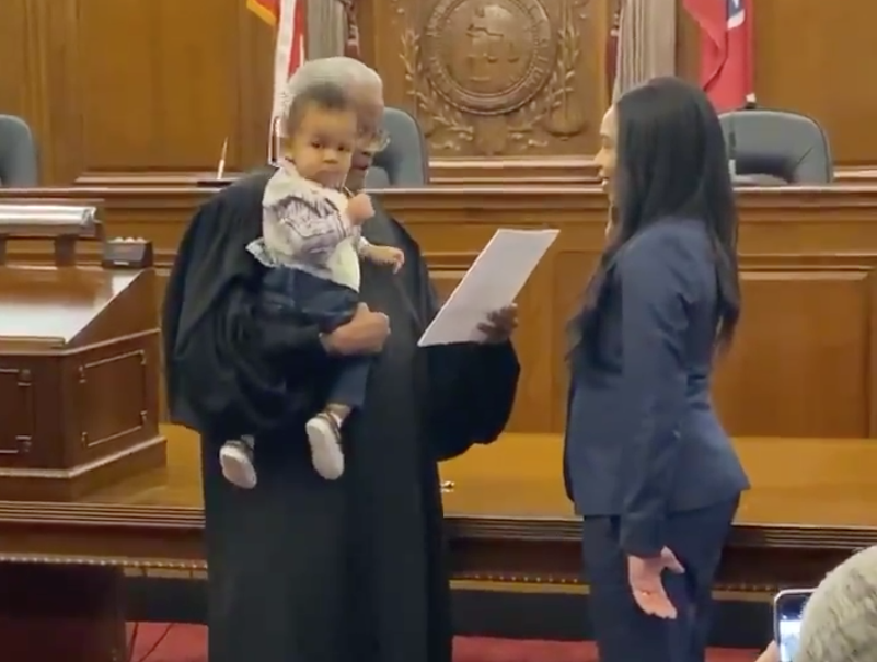 A Tennessee judge held onto a baby boy while swearing the baby's mother in as a lawyer. (Photo: Twitter)