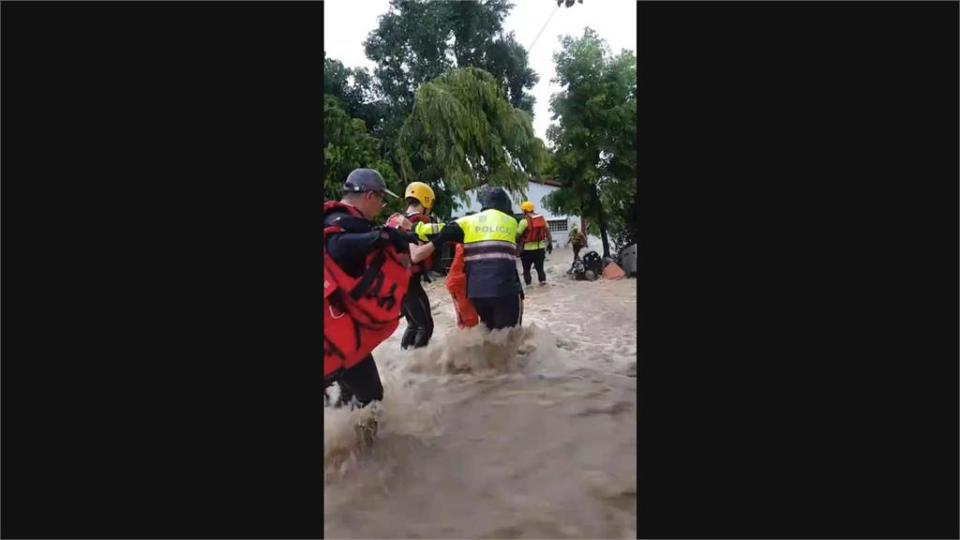 快新聞／豪雨成災！花蓮玉里泥水沖進民宅　警消助脫困