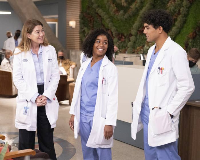 Pompeo's Grey talks with new surgical interns (Alexis Floyd and Niko Terho) in an episode that aired on Oct. 20, 2022.