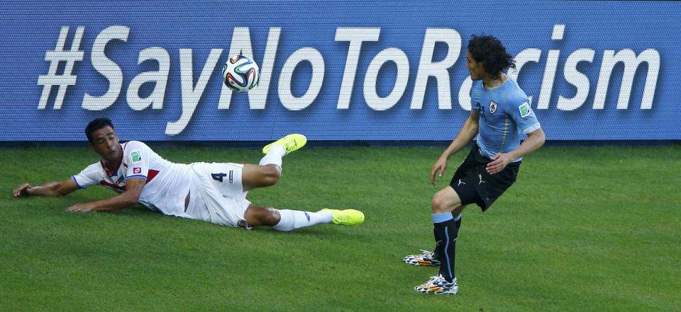 Costa Rica's Michael Umana (L) fights for the ball with Uruguay's Edinson Cavani during their 2014 World Cup Group D soccer match at the Castelao arena in Fortaleza, June 14, 2014. (Mike Blake/Reuters)