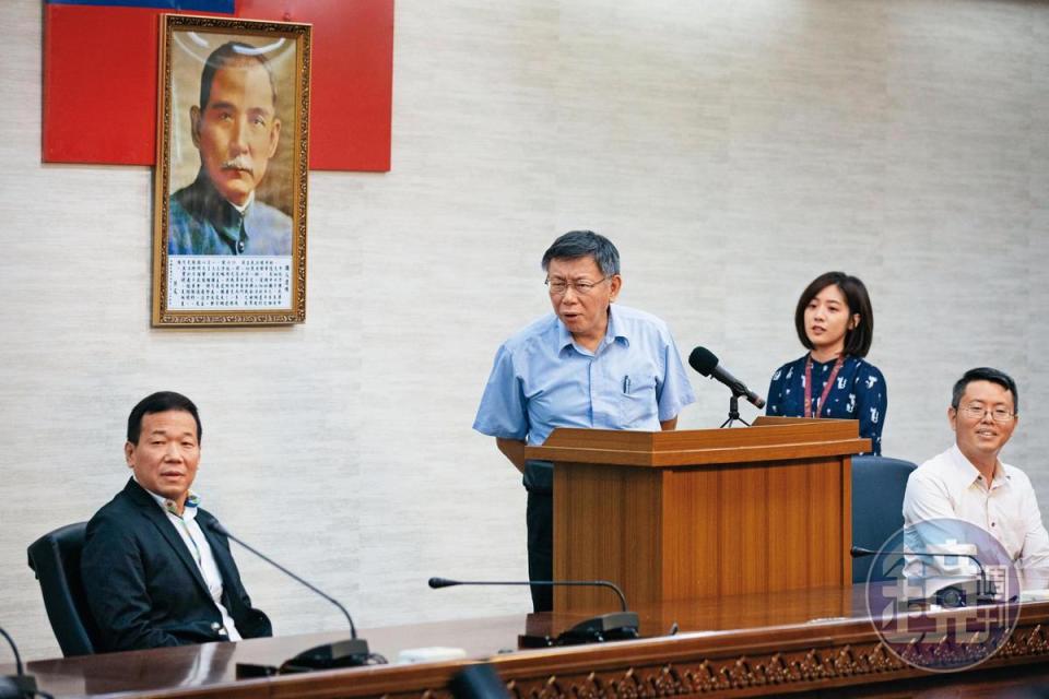 鍾小平（左一）爭取黨內立委初選敗給林郁方後，宣布退出國民黨，並稱要替台北市長柯文哲（左二）組2020後援會。