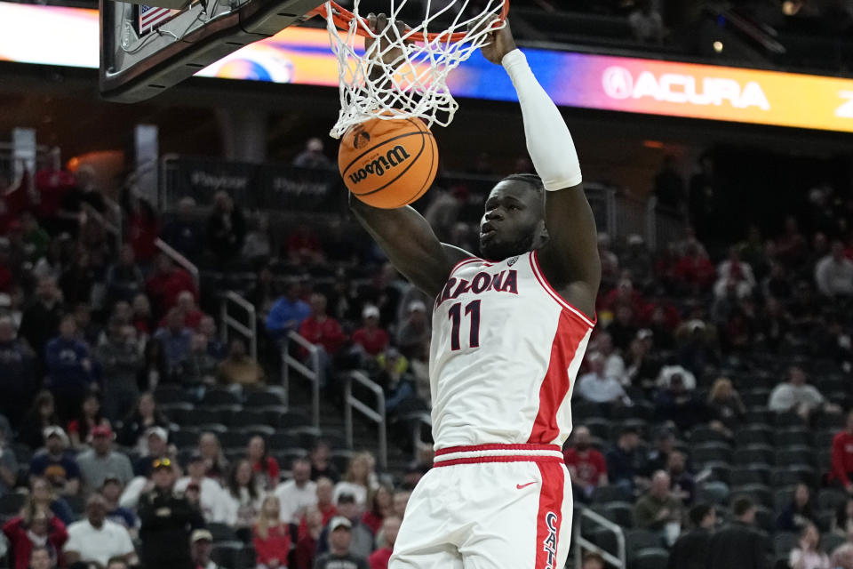 Arizona center Oumar Ballo (11) dunks against Oregon during the first half of an NCAA college basketball game in the semifinal round of the Pac-12 tournament Friday, March 15, 2024, in Las Vegas. (AP Photo/John Locher)
