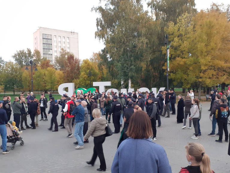 Manifestantes anti guerra protestan en una plaza en Rusia