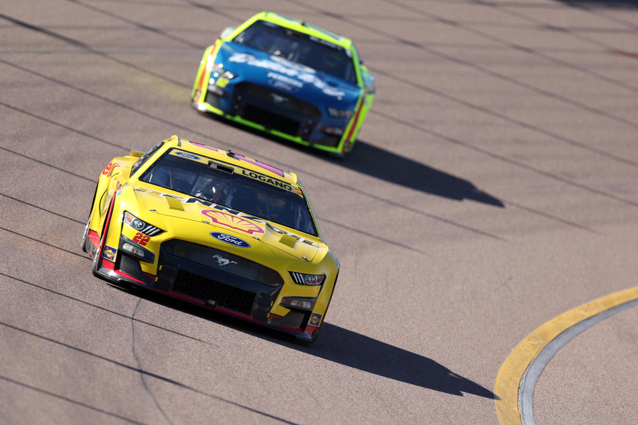 AVONDALE, ARIZONA - NOVEMBER 06: Joey Logano, driver of the #22 Shell Pennzoil Ford, and Ryan Blaney, driver of the #12 Menards/Dutch Boy Ford, race during the NASCAR Cup Series Championship at Phoenix Raceway on November 06, 2022 in Avondale, Arizona. (Photo by Christian Petersen/Getty Images)