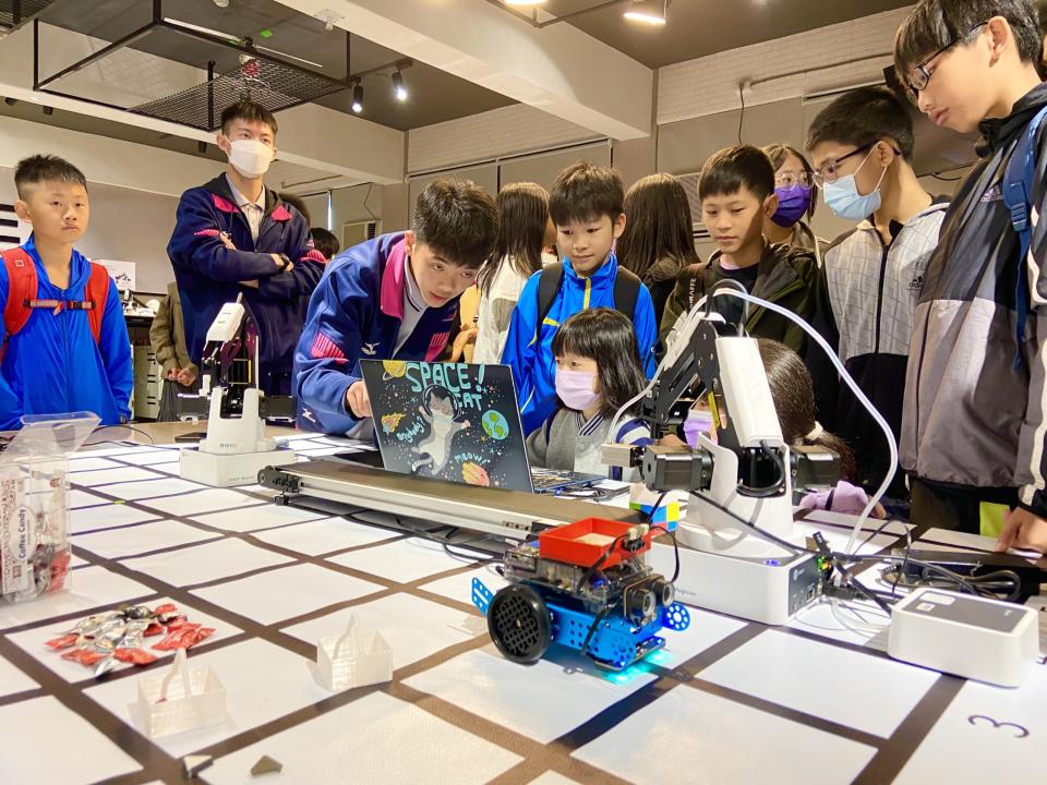 長樂國小六年級師生開心體驗二信科技課程收穫滿行囊，圖為AI智慧機械手臂體驗/記者宋吉清拍照