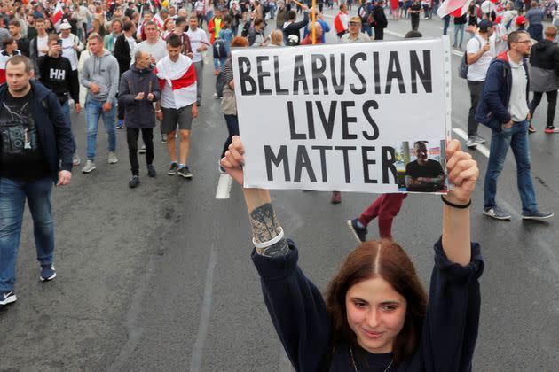 <p>Dimanche, brandissant des drapeaux blanc et rouge, l'étendard de la contestation, une foule immense était réunie sur la place et l'avenue de l'Indépendance de Minsk. </p>