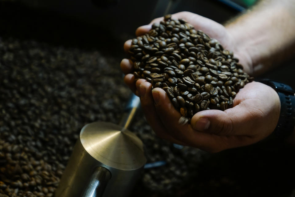 El precio del café ha subido rápidamente en el último año. (Photo by Alex Pena/Anadolu Agency via Getty Images)