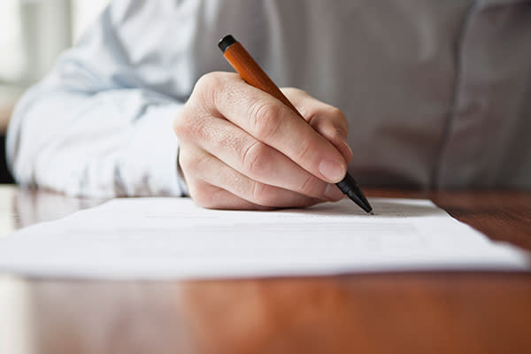 Hombre conmueve al mundo con su currículum escrito a mano. Foto: Westend61 / Getty Images.