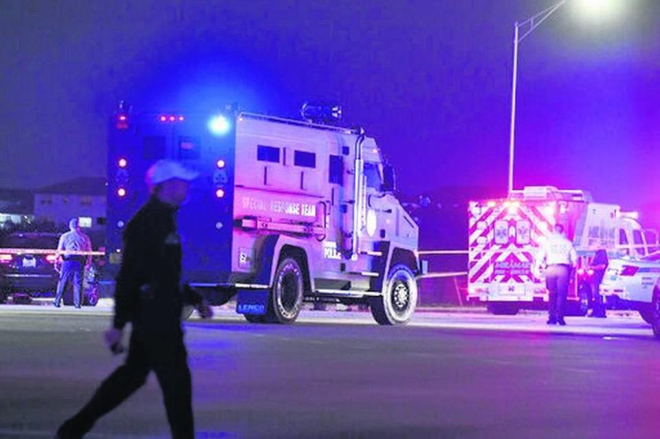 En esta foto del jueves 5 de diciembre de 2019, las autoridades investigan la escena de un tiroteo en Miramar, Florida. El FBI dice que varias personas, incluido un conductor de UPS, murieron después de que ladrones robaran el camión del conductor y llevaran a la policía en una persecución que terminó en disparos en una concurrida intersección del sur de la Florida durante la hora pico.