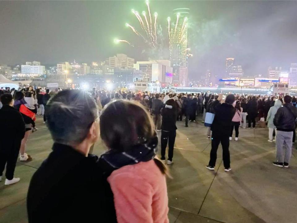 重孝在身的基隆市長謝國樑（左）也帶著妻子及愛女在跨年夜到國門廣場與市民同樂。（張志康攝）