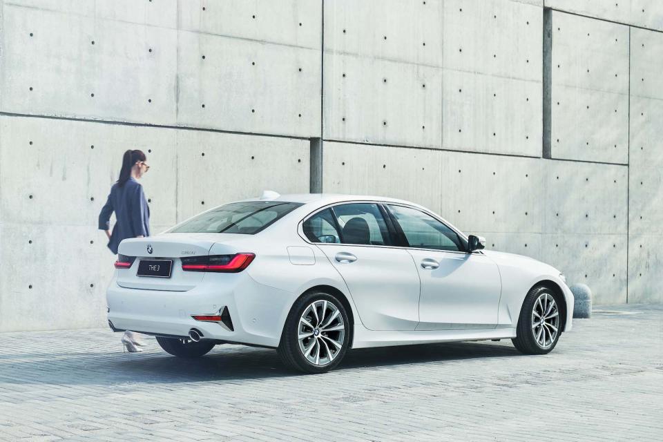 全新BMW 3系列現正提供 BMW Yours多元智選 9,900 元低月付分期方案，本月購車更享一年乙式全險。