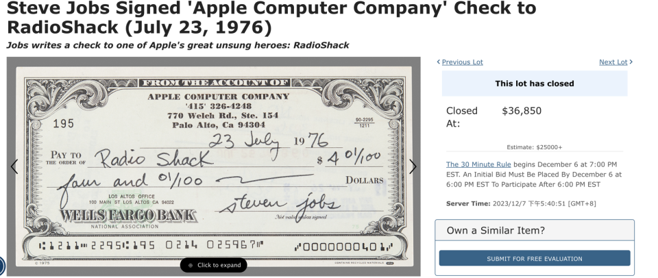 賈伯斯在1976年開出得4美元支票，如今已3萬6千多美元的價格賣出。（翻攝自RR拍賣網站）
