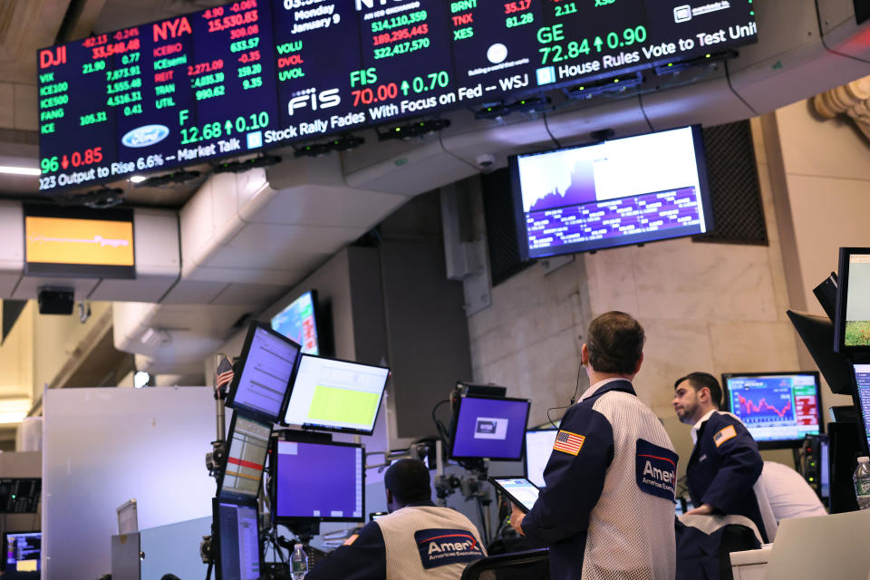 NEW YORK, NY - 9 JANUARI: Handelaren werken op de vloer van de New York Stock Exchange tijdens de middaghandel op 9 januari 2023 in New York City.  De aandelenmarkt sloot met gemengde resultaten na een hogere opening, waarbij de Dow Jones en S&P 500 beide sloten met verliezen en de Nasdaq sloten voor een tweede dag met winst.  (Foto door Michael M. Santiago/Getty Images)